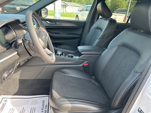 New 2024 Jeep Grand Cherokee Altitude image 10