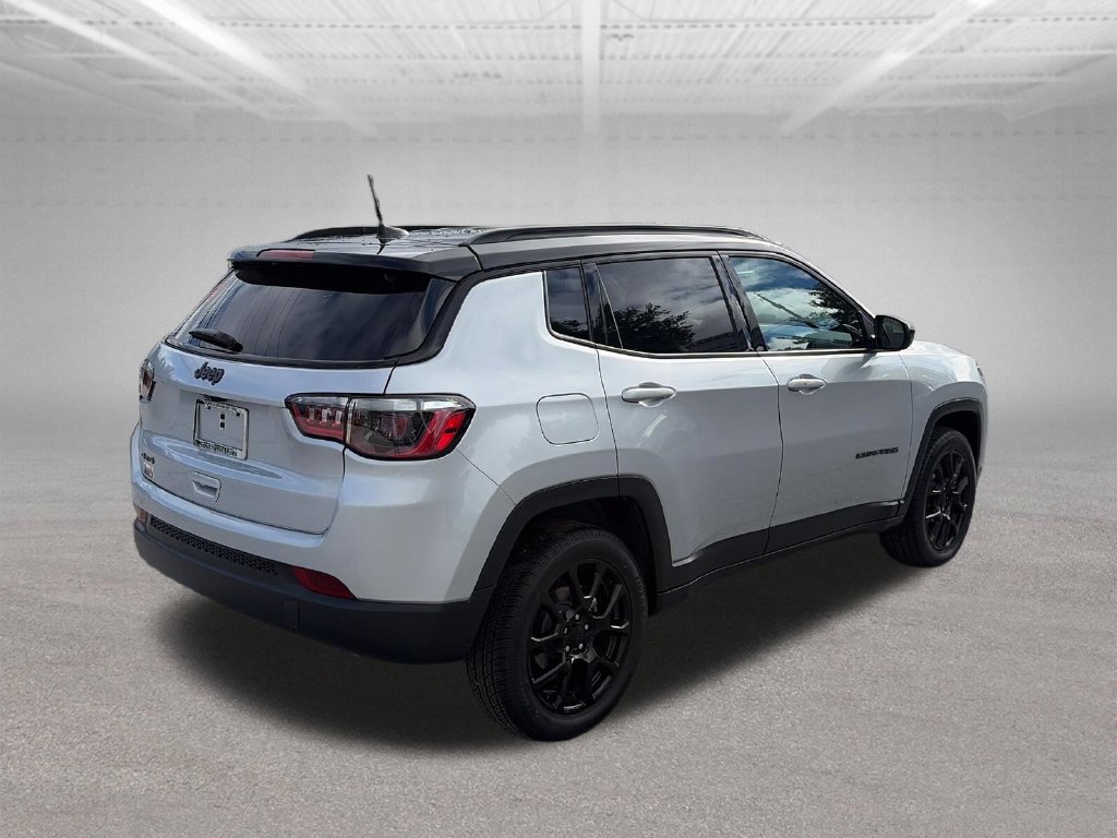Used 2024 Jeep Compass Latitude w/ Convenience Group AWD/4WD image 6