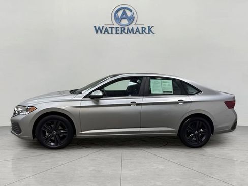 Used 2022 Volkswagen Jetta SE image 2