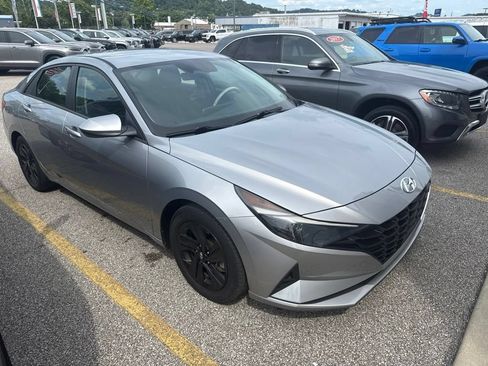 Used 2022 Hyundai Elantra SEL w/ Convenience Package FWD image 5
