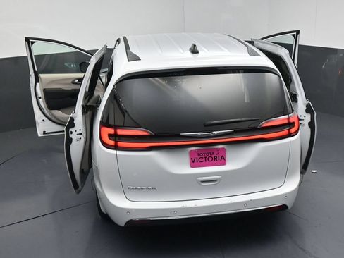 Used 2024 Chrysler Pacifica Touring-L FWD image 21