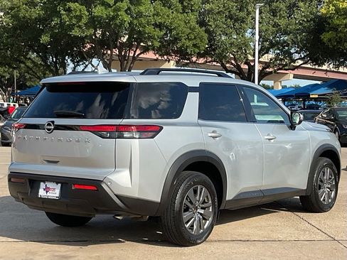 Used 2025 Nissan Pathfinder SV FWD image 4