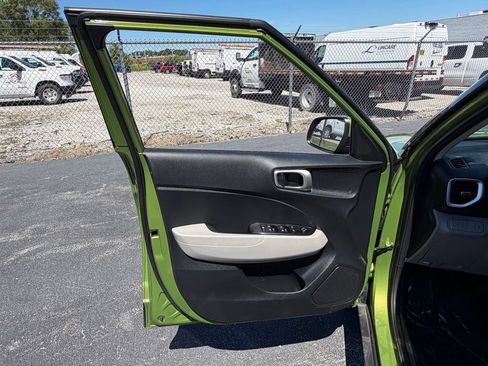 Used 2023 Hyundai Venue SEL FWD image 15