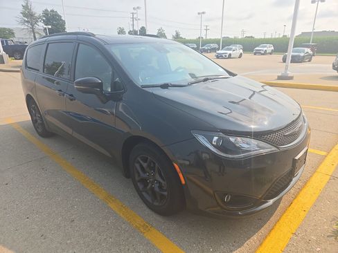 Used 2019 Chrysler Pacifica Limited w/ Advanced Safetytec Group FWD image 2