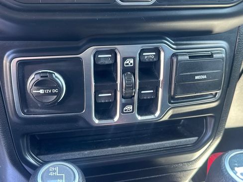 Used 2018 Jeep Wrangler Unlimited Sahara AWD/4WD image 43