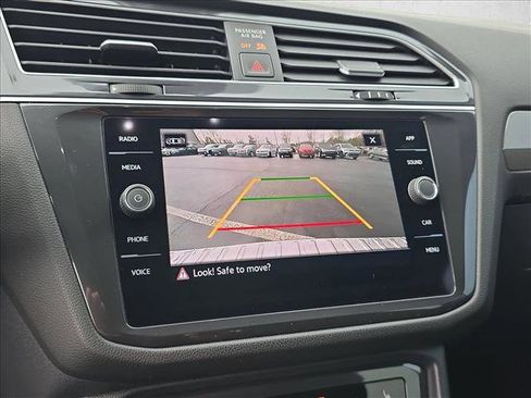 Used 2024 Volkswagen Tiguan SE w/ Panoramic Sunroof Package image 12