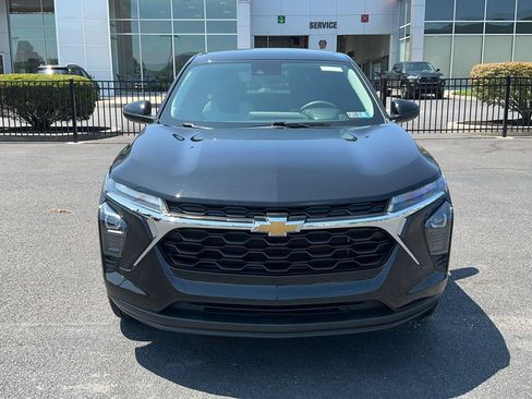 Used 2024 Chevrolet Trax LS w/ LS Convenience Package FWD image 2