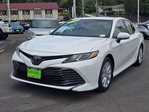 Used 2018 Toyota Camry LE FWD image 3