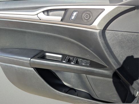 Used 2017 Ford Fusion SE w/ Fusion SE Technology Package image 19