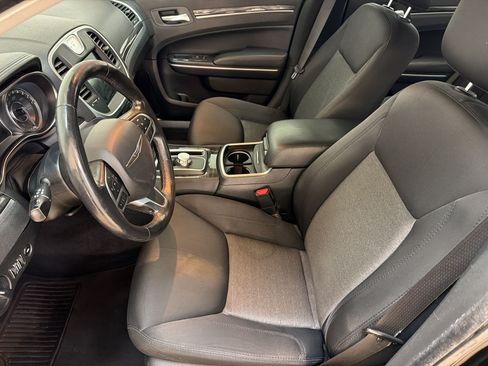 Used 2020 Chrysler 300 Touring RWD image 5