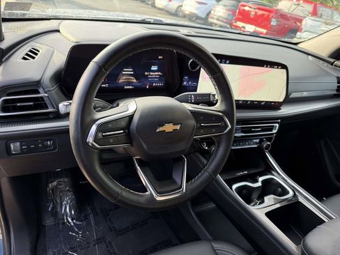 Used 2025 Chevrolet Traverse LT AWD/4WD image 3