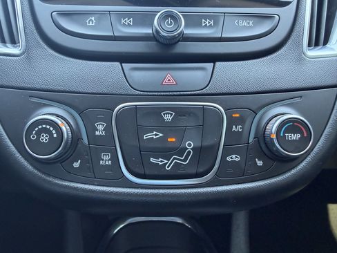 Used 2018 Chevrolet Malibu LT w/ Leather Package FWD image 16