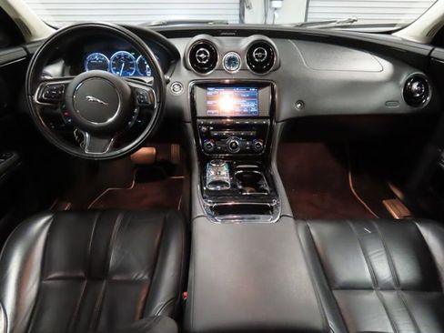 Used 2015 Jaguar XJ image 23