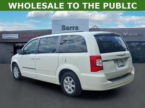 Used 2012 Chrysler Town & Country Touring FWD image 4