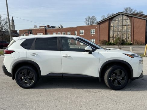 Used 2023 Nissan Rogue SV image 2