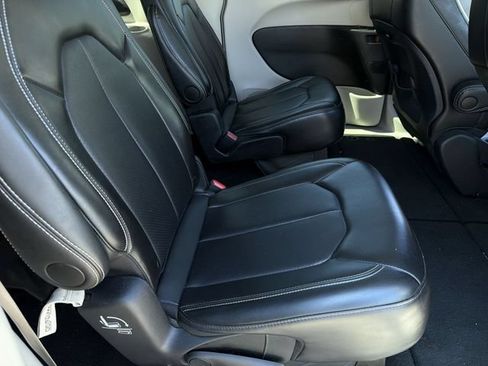 Used 2024 Chrysler Pacifica Touring-L FWD image 36