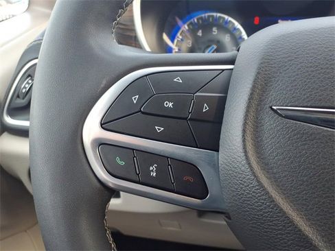 Used 2023 Chrysler Pacifica Limited image 24