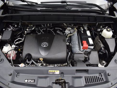 Used 2022 Toyota Highlander XLE AWD/4WD image 9