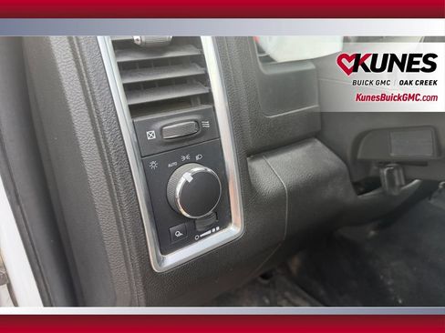 Used 2022 RAM 1500 Classic SLT AWD/4WD image 18
