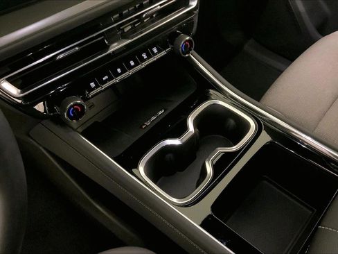 Used 2025 Chevrolet Traverse LT image 17