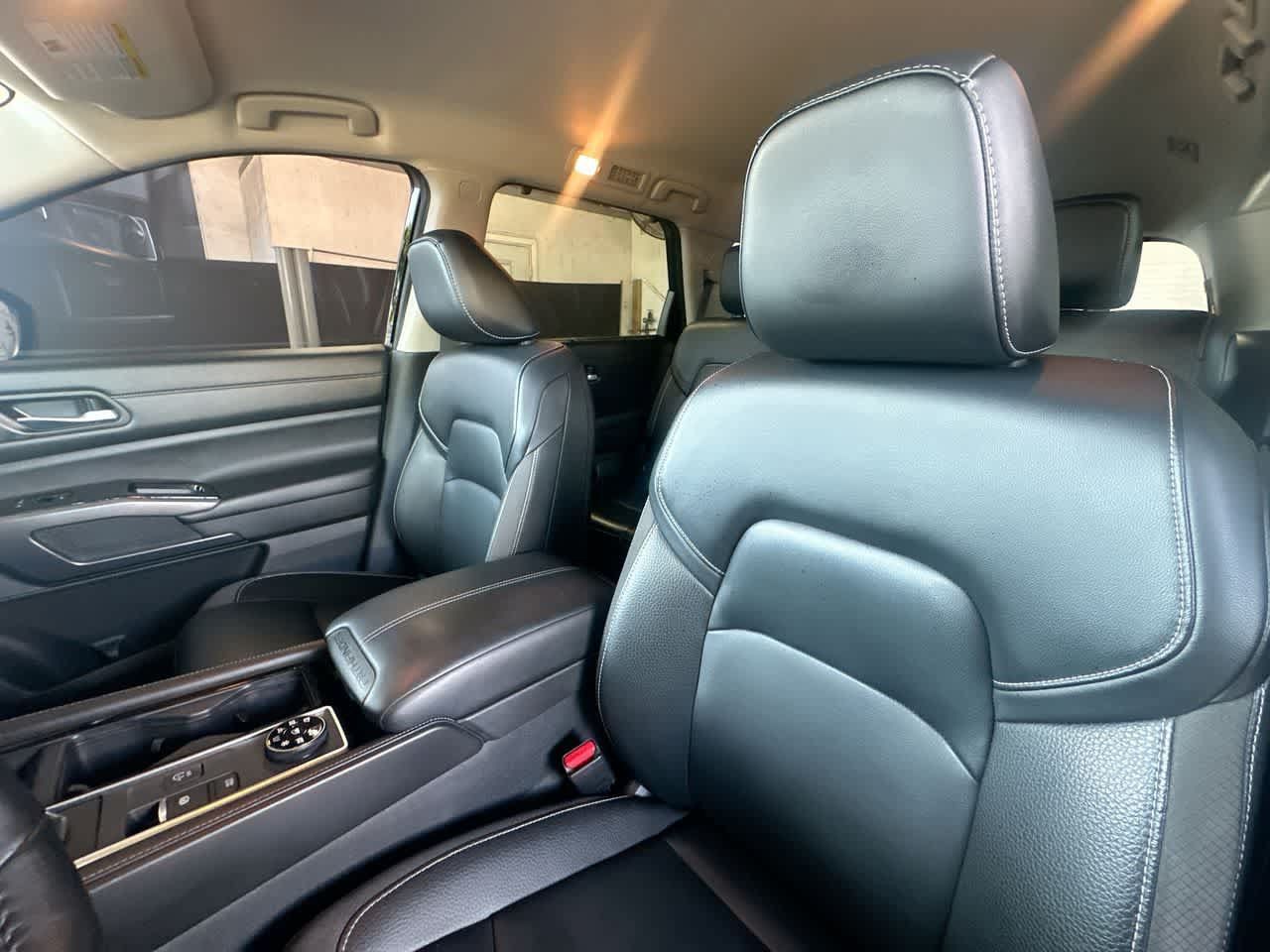 Used 2023 Nissan Pathfinder SL w/ Black Appearance Package AWD/4WD image 14