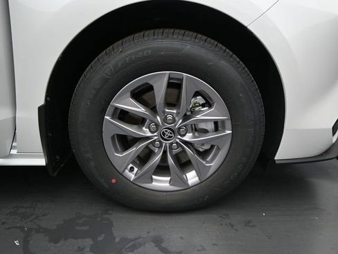 New 2026 Toyota Sienna XLE image 18