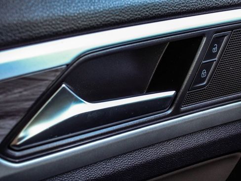 Used 2021 Volkswagen Atlas Cross Sport SE image 9