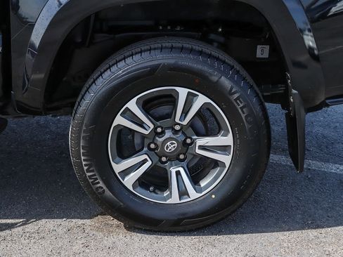 Used 2018 Toyota Tacoma TRD Sport w/ Technology Package image 11