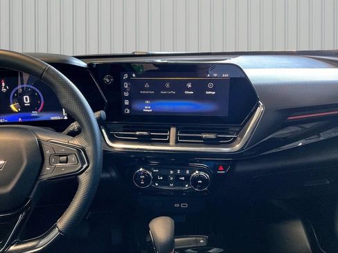 Used 2025 Chevrolet Trax RS w/ Sunroof Package FWD image 3