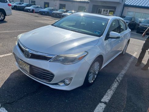 Used 2014 Toyota Avalon Limited w/ Technology Package FWD image 2
