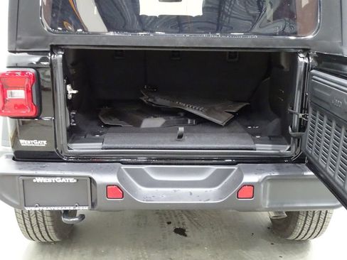 Used 2024 Jeep Wrangler Sahara image 13