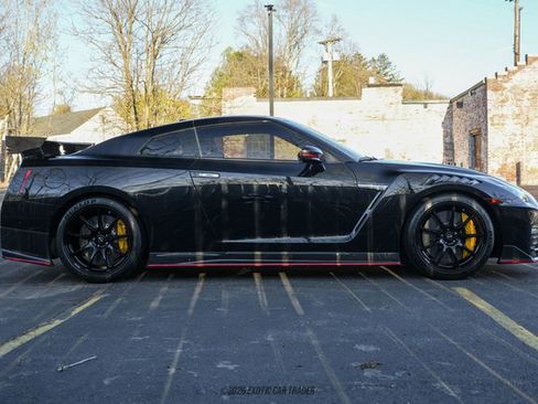 Used 2023 Nissan GT-R NISMO w/ Floor Mat Package AWD/4WD image 9
