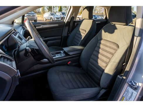 Used 2017 Ford Fusion SE image 11