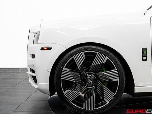 Used 2020 Rolls-Royce Cullinan Black Badge image 14