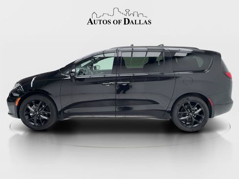Used 2025 Chrysler Pacifica Limited FWD image 5