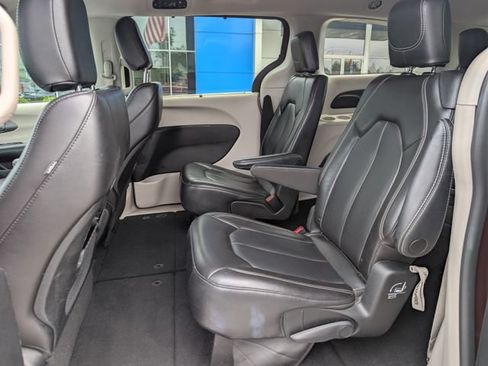 Used 2023 Chrysler Pacifica Touring-L FWD image 15