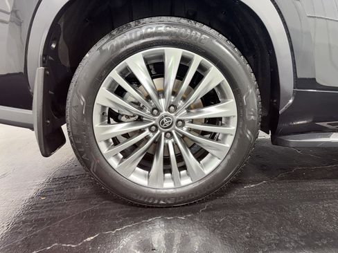 New 2026 Toyota Highlander Platinum image 8
