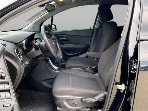 Used 2019 Chevrolet Trax LS w/ Tint and Cruise Package AWD/4WD image 8