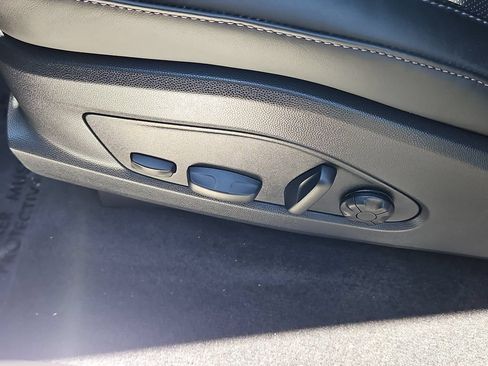 Certified 2025 Porsche Macan 4 Electric AWD/4WD image 28