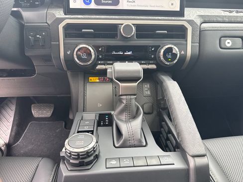 Used 2025 Toyota Tacoma Limited AWD/4WD image 37
