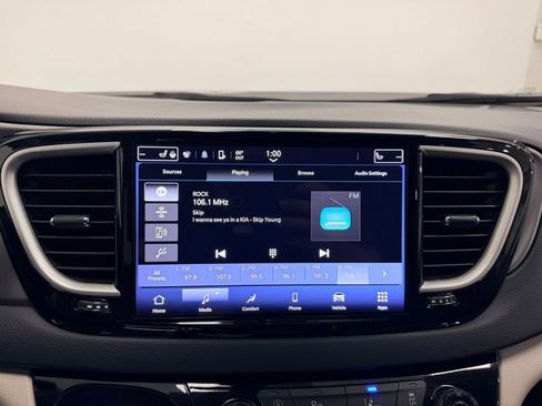 Used 2023 Chrysler Pacifica Touring-L FWD image 15