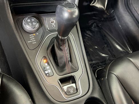 Used 2022 Jeep Cherokee Trailhawk AWD/4WD image 16