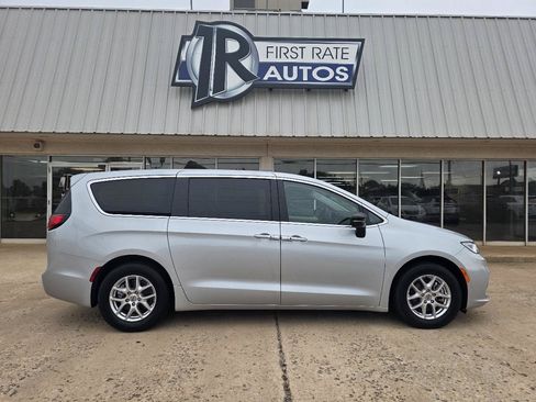 Used 2024 Chrysler Pacifica Touring-L FWD image 9