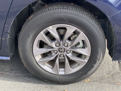 Used 2025 Toyota Sienna XLE image 33