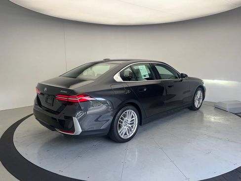 Used 2025 BMW 530i w/ Premium Package RWD image 4