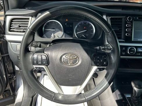 Used 2019 Toyota Highlander XLE FWD image 16