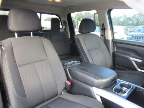 Used 2018 Nissan Titan SV w/ SV Convenience Package image 10