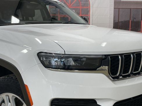 Used 2024 Jeep Grand Cherokee Laredo AWD/4WD image 10