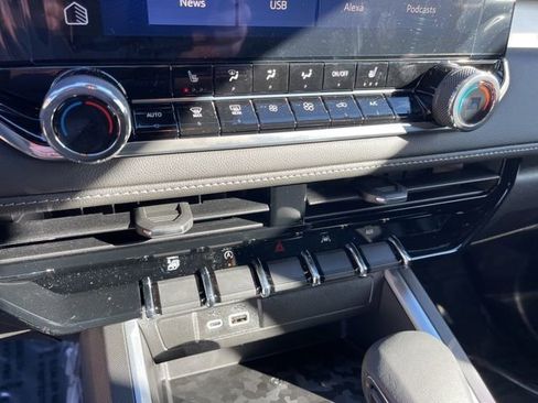 New 2024 Chevrolet Colorado LT w/ LT Convenience Package III image 16