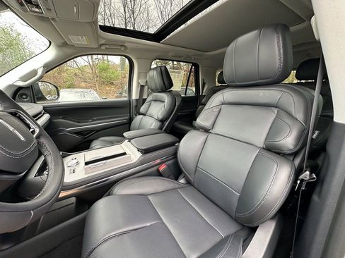 New 2025 Lincoln Navigator Reserve AWD/4WD image 18